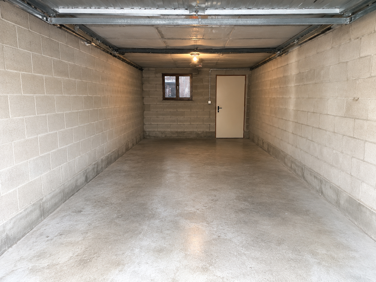 Garage vidé après accumulation d’encombrants après