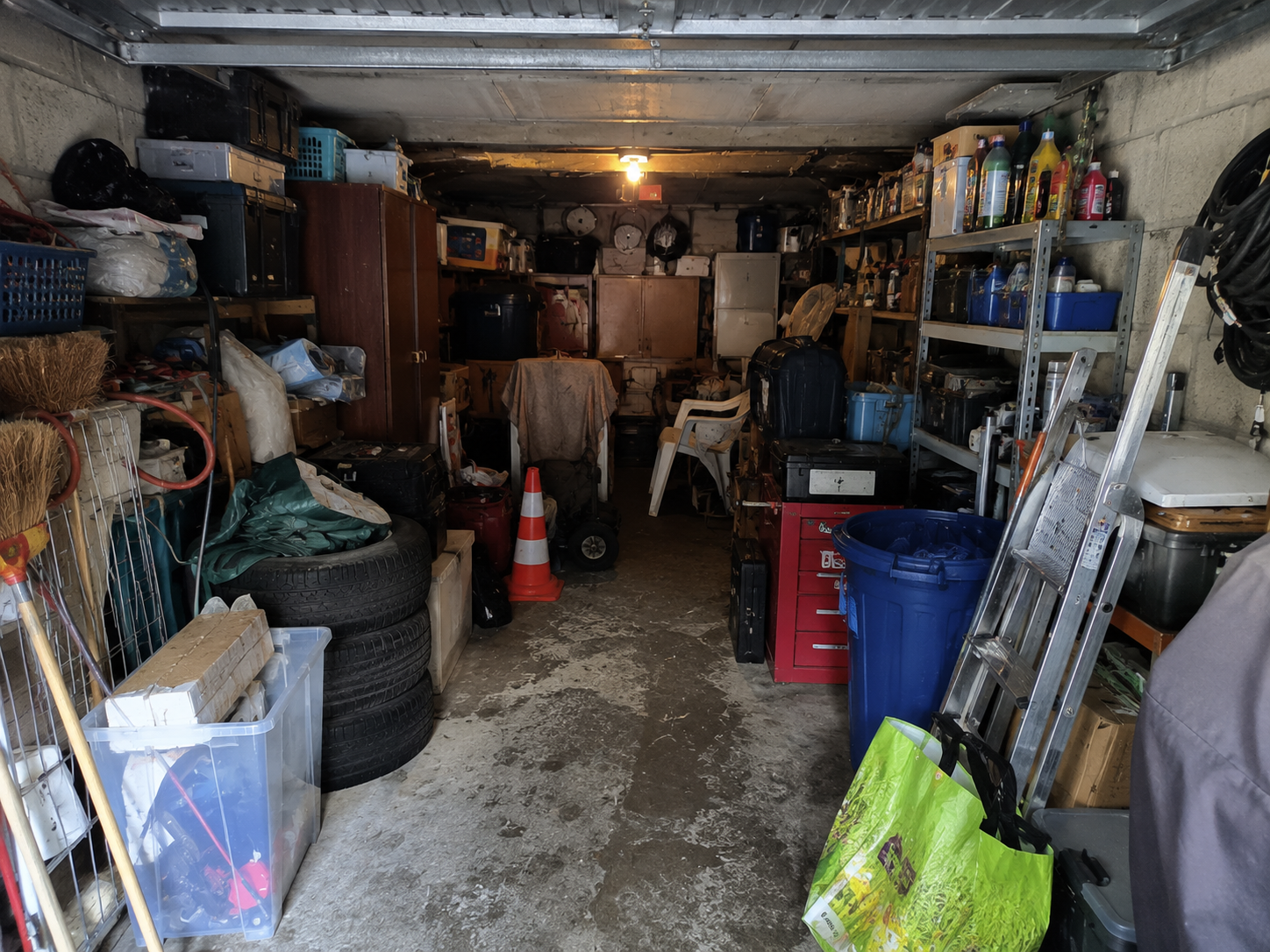 Garage vidé après accumulation d’encombrants avant